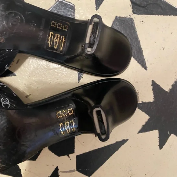 CHANEL Black CC-Logo Pointed Toe Patent Leather Mules - Picture 5 of 6